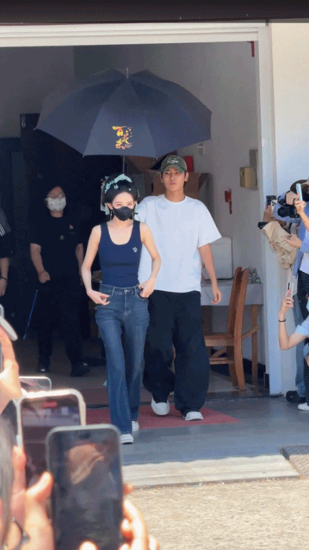 孟子义第一个开上缤果S新车谁被孟子义暖到了？是我！结束拍摄后，见粉丝还在等候，