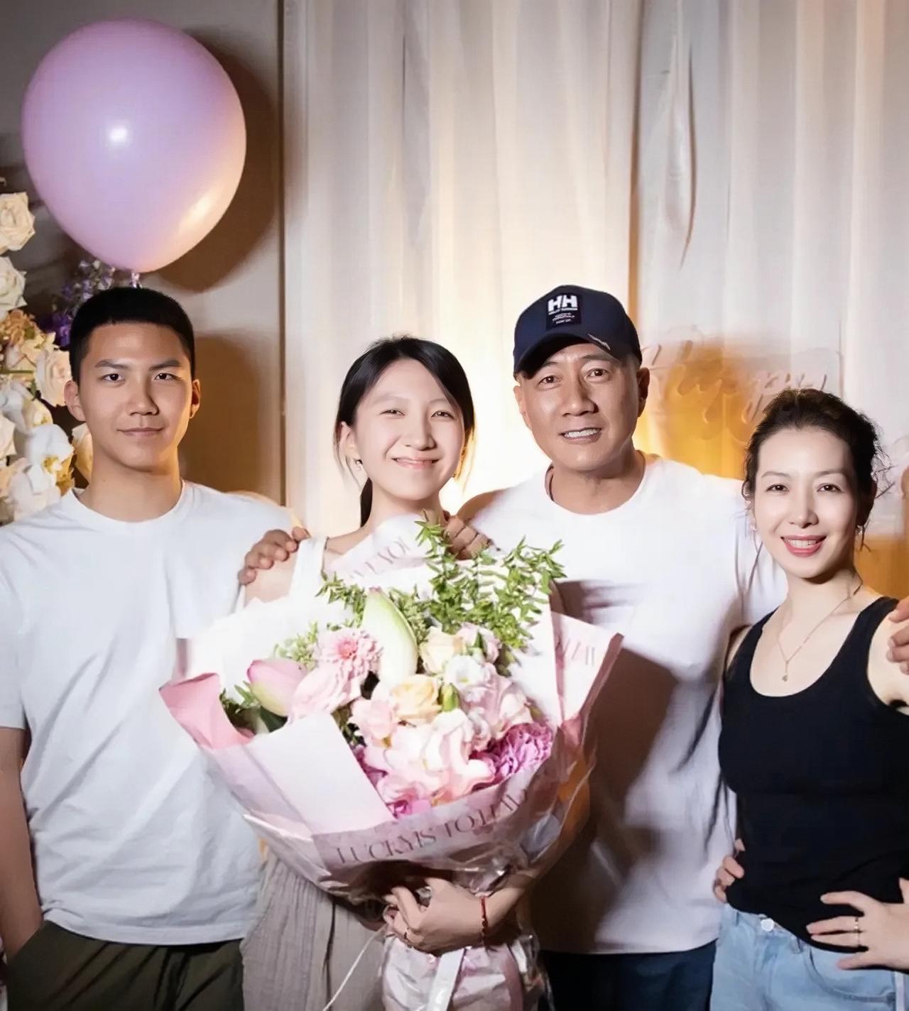 近日，胡军为爱女九儿庆24岁生日的画面，一家四口开心合影，儿子康康高大帅气，很有