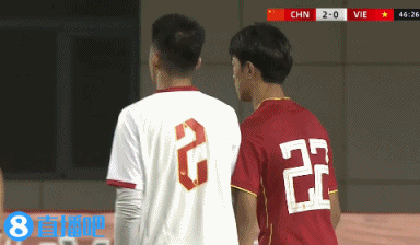越南队进球了！任意球，头球攻门，有折射！中国队乌龙球！这球守门员没办法！越南