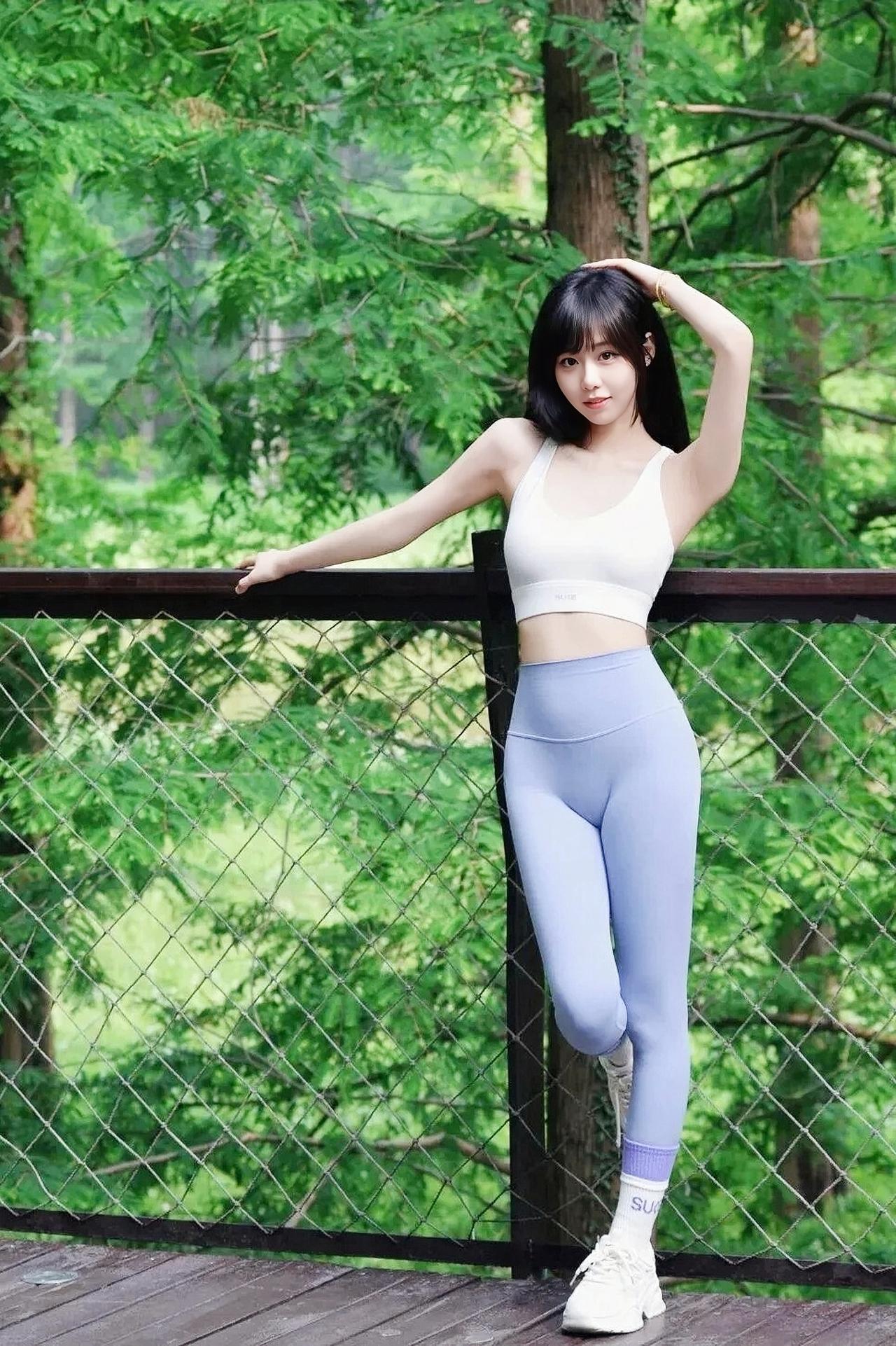 上联：翠林倩影，浅衫轻衬青春色下联：芳甸闲姿，淡裤悠凝活力光对联对对联飞花