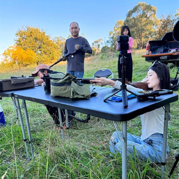 德云社演员澳洲庄园打靶，侯震成大家的总教习，少侯爷不止会画驾照！德云社演员澳洲庄