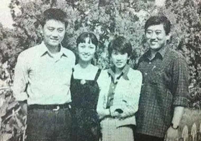 王朔1958年出生于南京军人家庭，父亲王天羽是部队军官教员，母亲薛来凤为医生，后