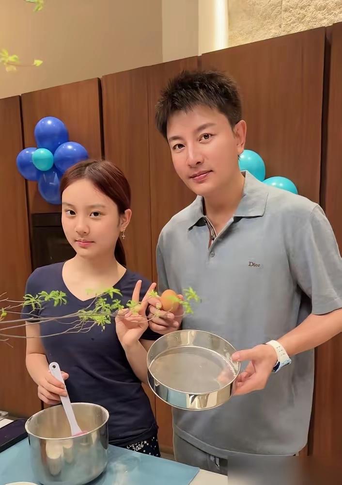 贾乃亮离婚后最狠的翻盘，不是赚了多少亿，而是13岁的甜馨这张脸。你去看他42