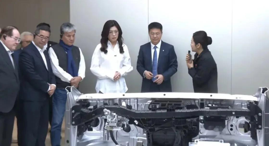 郑丽文一行人参观小米汽车工厂，郑丽文称，难怪我老公这么喜欢小米的东西，称超赞。