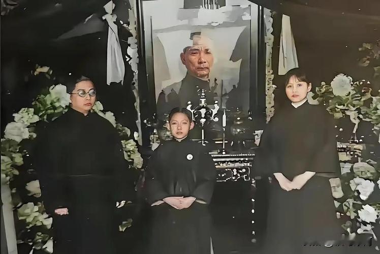 🍁1925年3月，孙中山先生公祭现场。身着素服的宋庆龄脸色苍白、神情哀婉，彼时