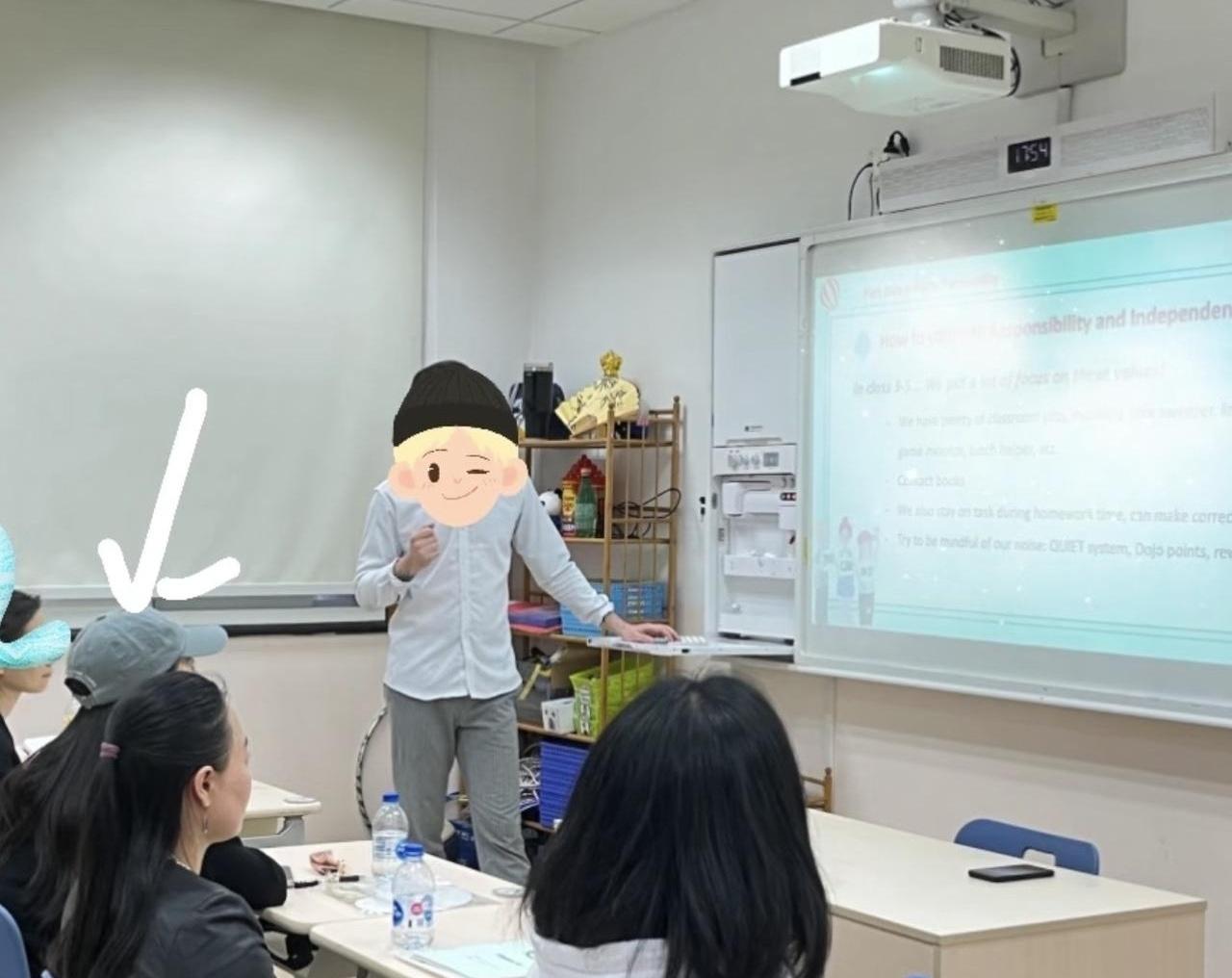 开学第一天，谁能想到平时红毯上闪瞎眼的女明星，会老老实实缩在国际学校一年级的小板