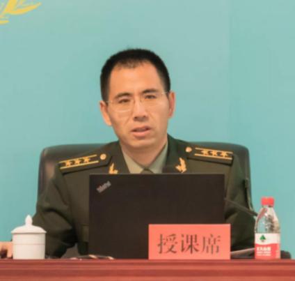 内蒙古一光棍收养两个月大男婴，含辛茹苦把他养大。40年后，男孩当上了武警上校军官