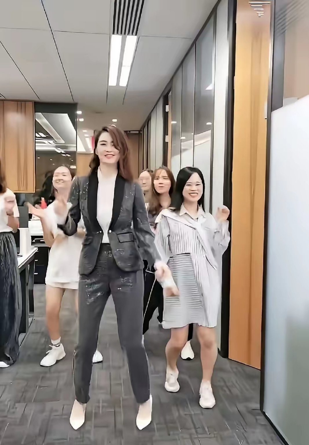 洪欣个子真的太高了，站在她旁边瞬间觉得压力好大，都不太敢靠近。