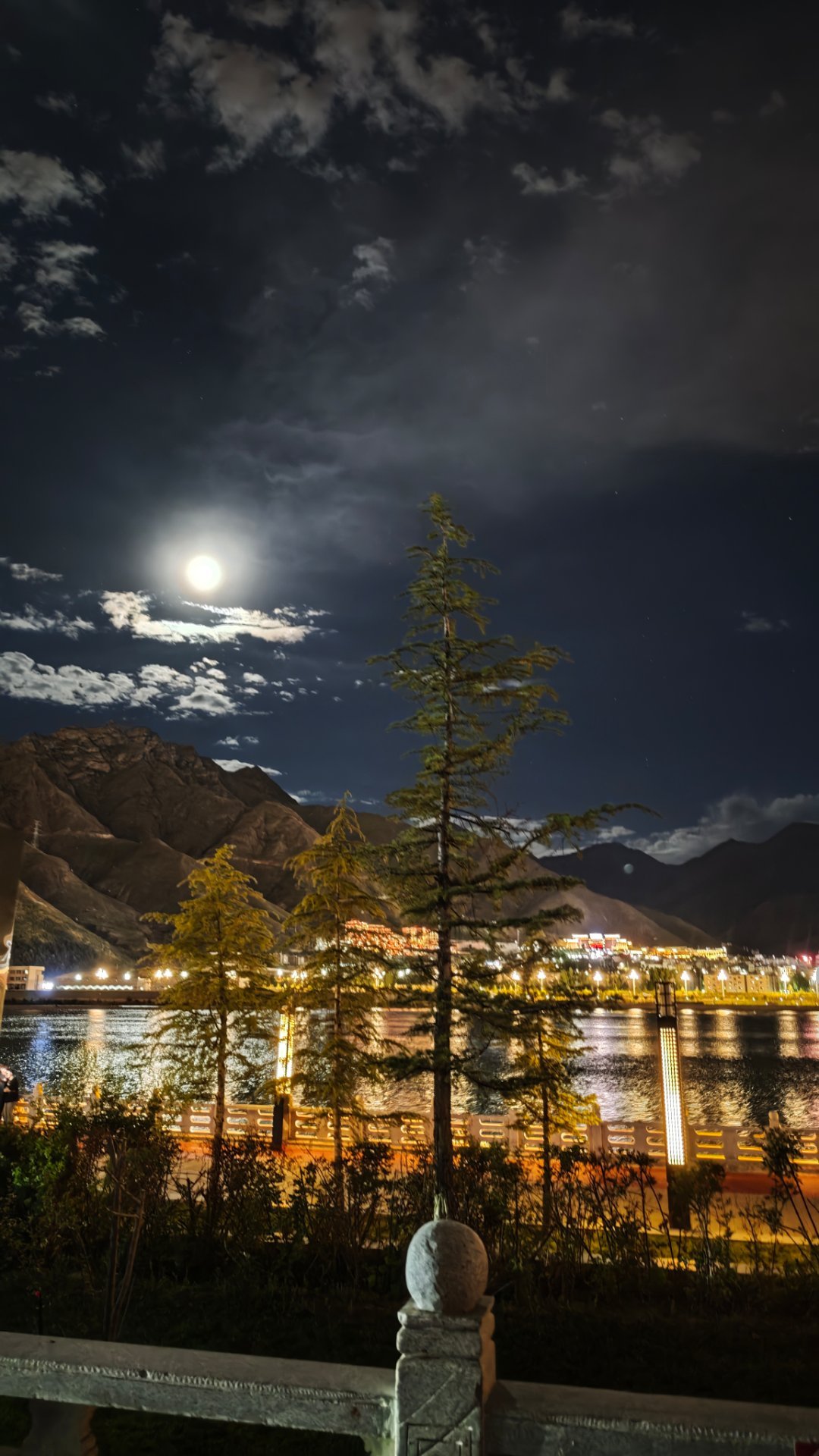 拉萨的月光，这手机真适合拍夜景。​​​