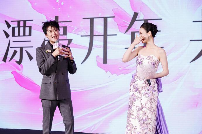 最近倪妮在出席时尚活动的时候搭配的非常高雅，气质也相当的出众，还颇具古典韵味。