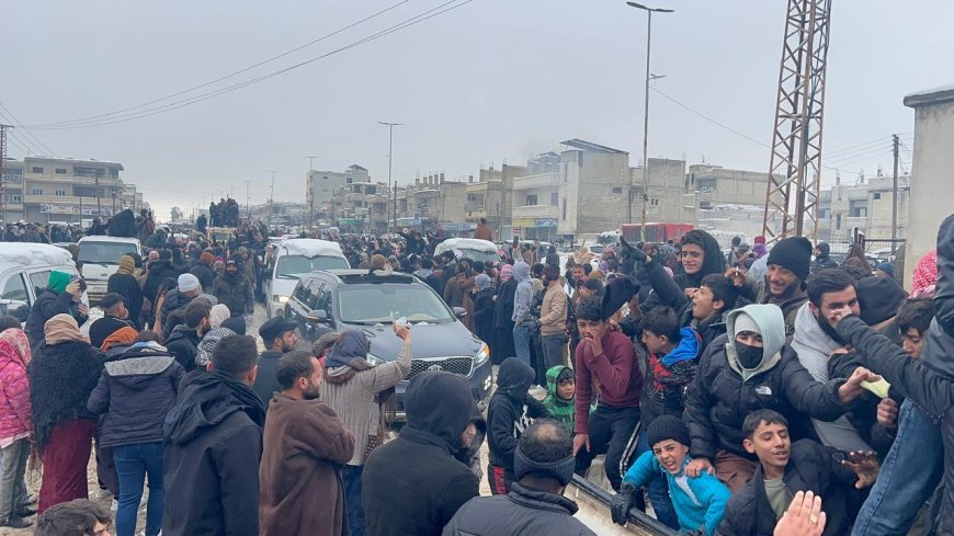 显示数百名从阿克坦监狱撤离的叙利亚民主力量战士抵达科巴尼，受到了当地居民的热烈欢