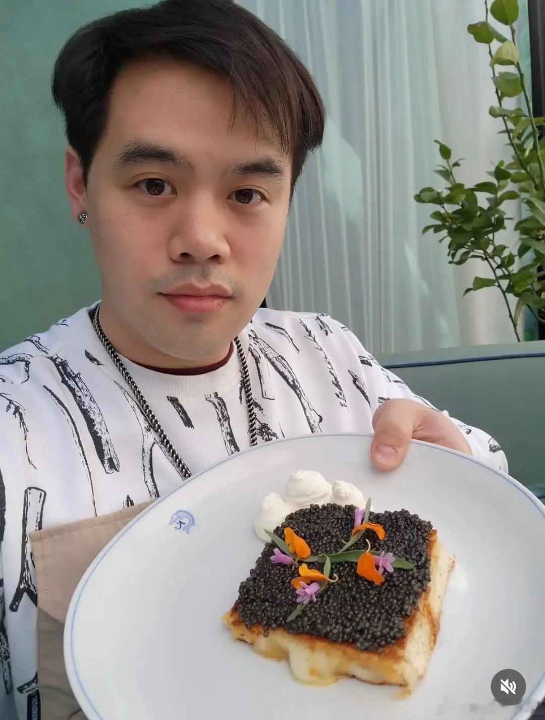 钟镇涛35岁儿子告别香港，感慨在当地无人认识，移居上海开咖啡馆