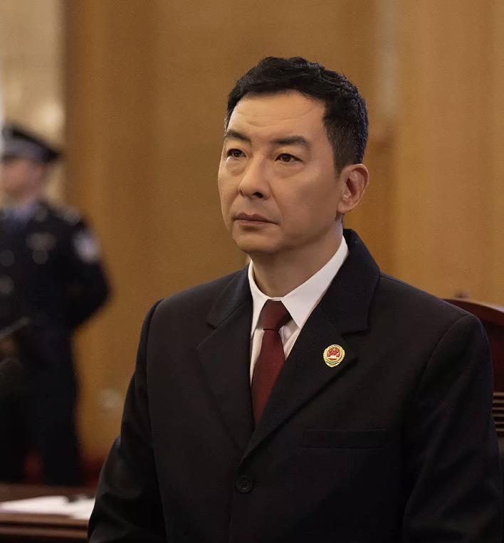 《以法之名》中老谢的结局，确实把我看笑了。洪亮三人去老谢家里抓他。