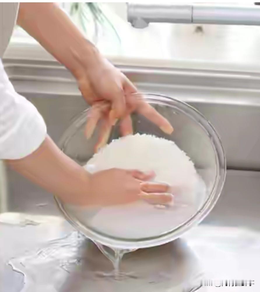 1个淘米误区引发90%人争议🍚!淘得越久越干净?营养全跑了!厨房做饭第一