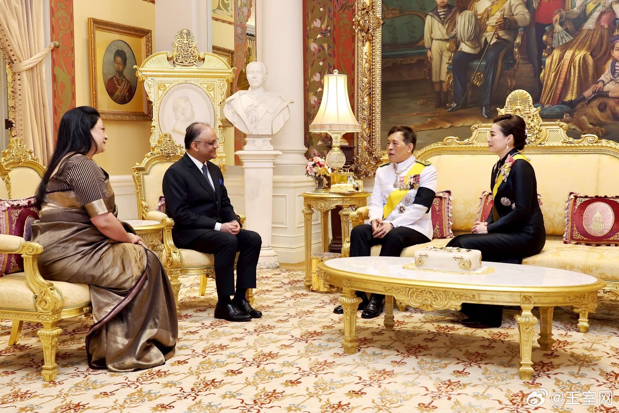泰国王室🇹🇭4月6日，哇集拉隆功国王和苏提达王后接见印度现任驻泰国大使Na