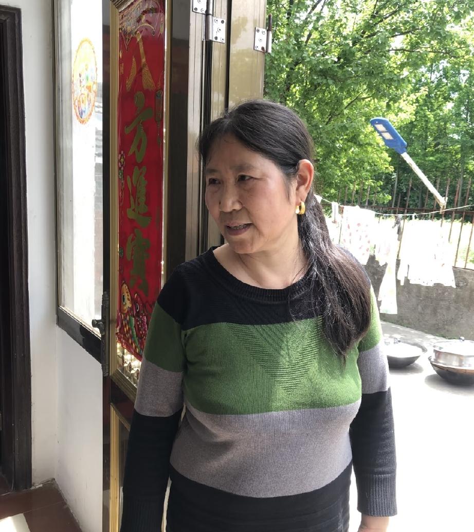 我老公特别不懂事。婶子自己种了好多玉米，拿到街上去卖，结果守了一天才卖了20来斤