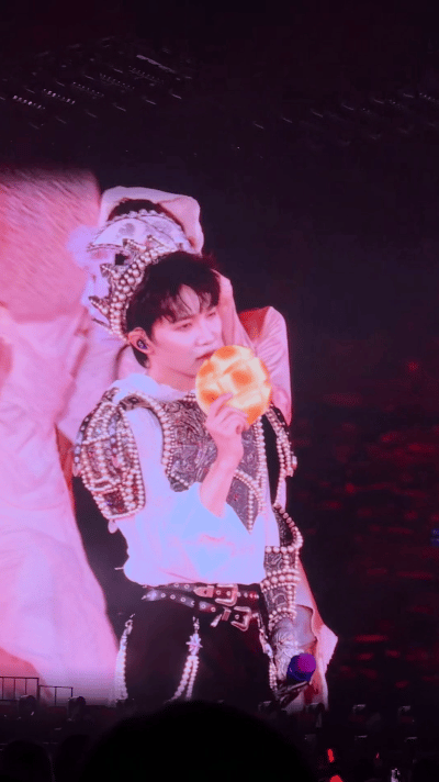 周深被茶餐厅包围了周深舞台满是烟火气！茶餐厅美味齐亮相，甜言撩粉，还被鸡蛋仔“