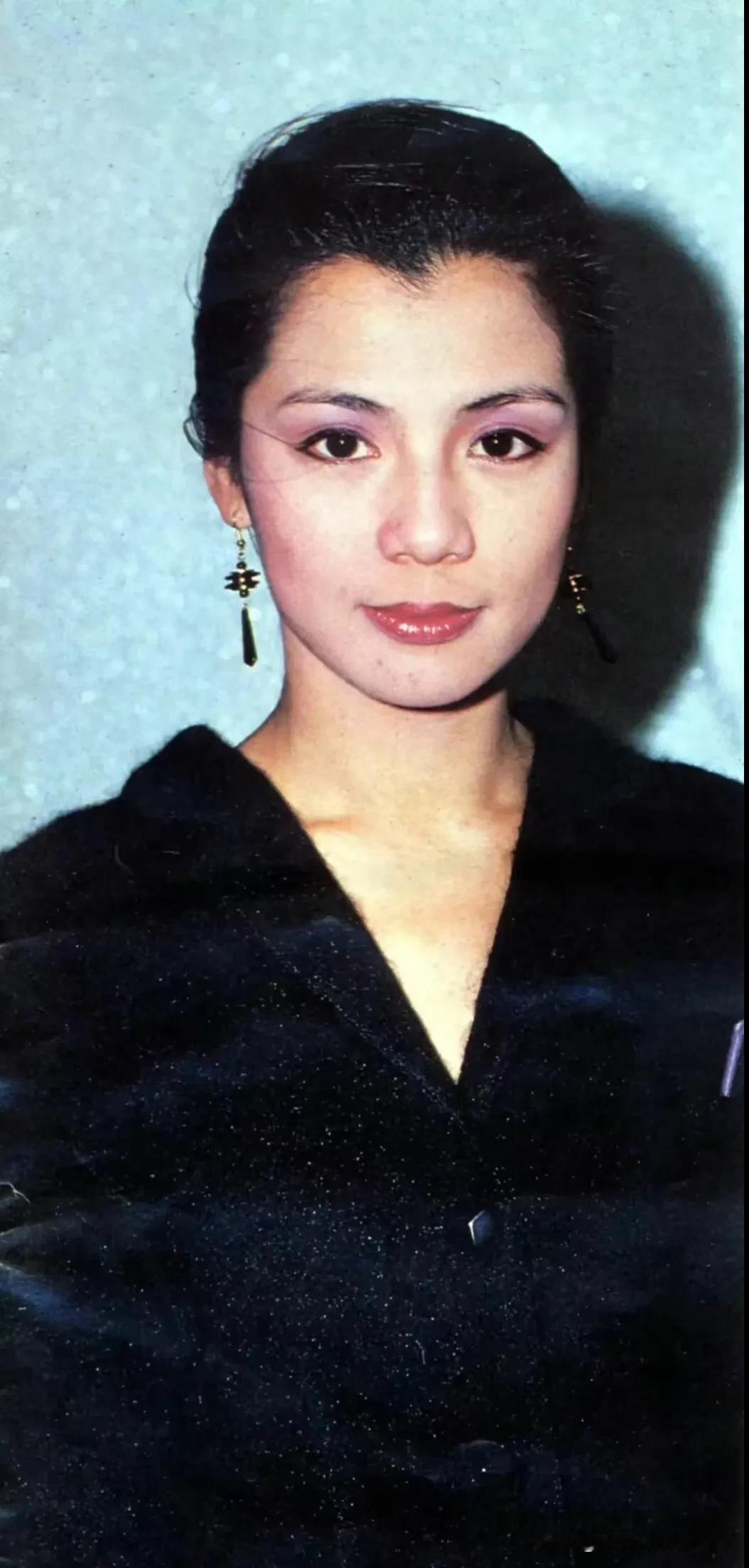 翁美玲美照～瞧，她一身黑衣立于此，简约中透着独特韵味。背那举手投足间的从容，仿佛