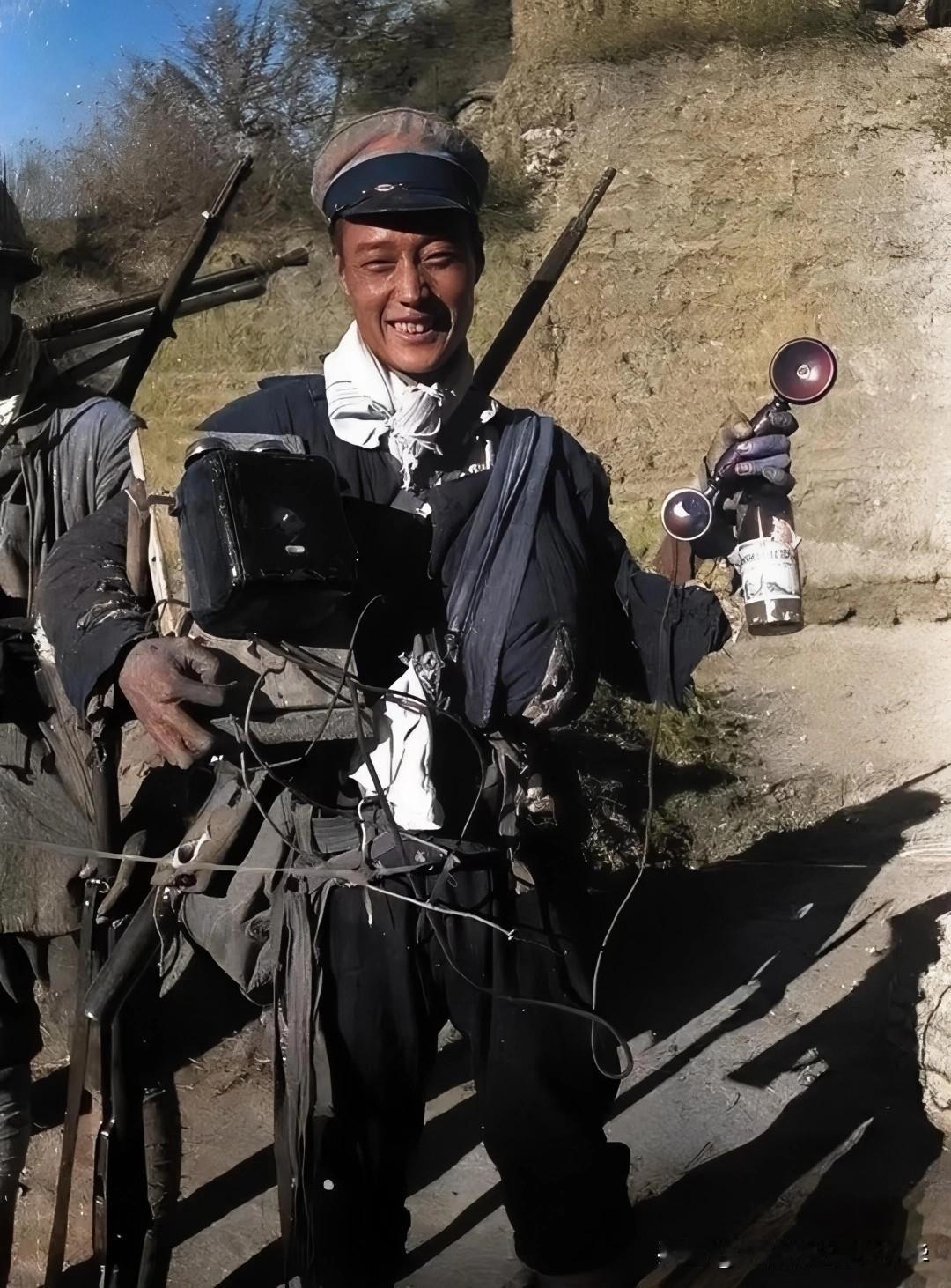 他头上戴的是从伪军那里缴获得帽子吧？1944年，抗日战争期间，东北地区，八路军