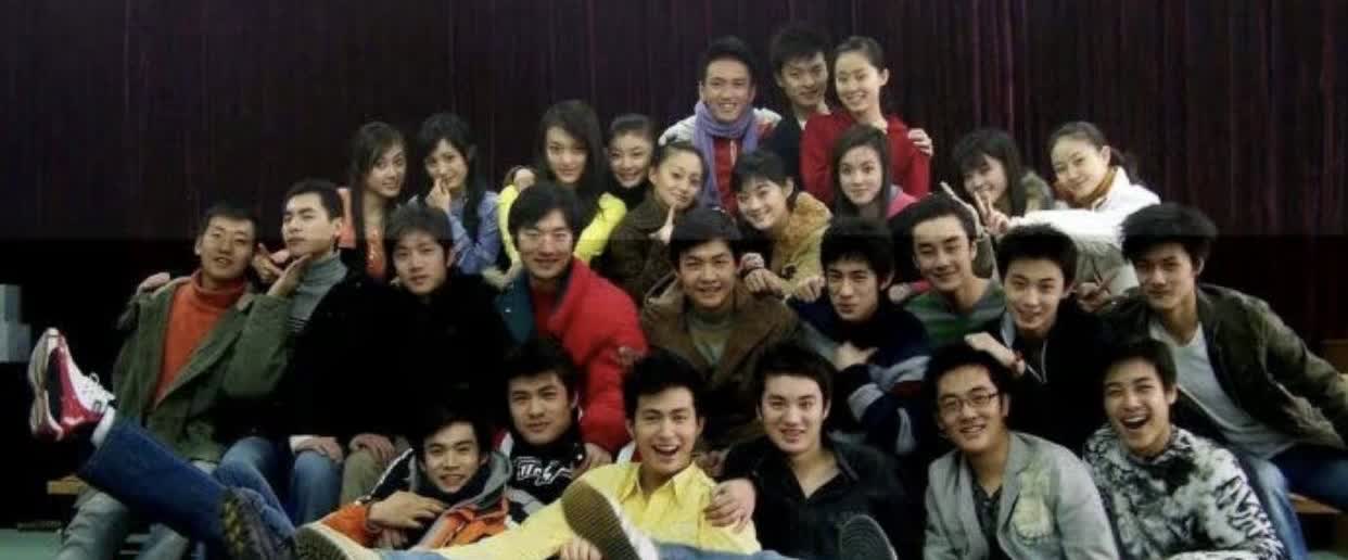 这组照片是杨幂在北京电影学院学生生活照，这组图片中我只认出杨幂和张小斐，原来她