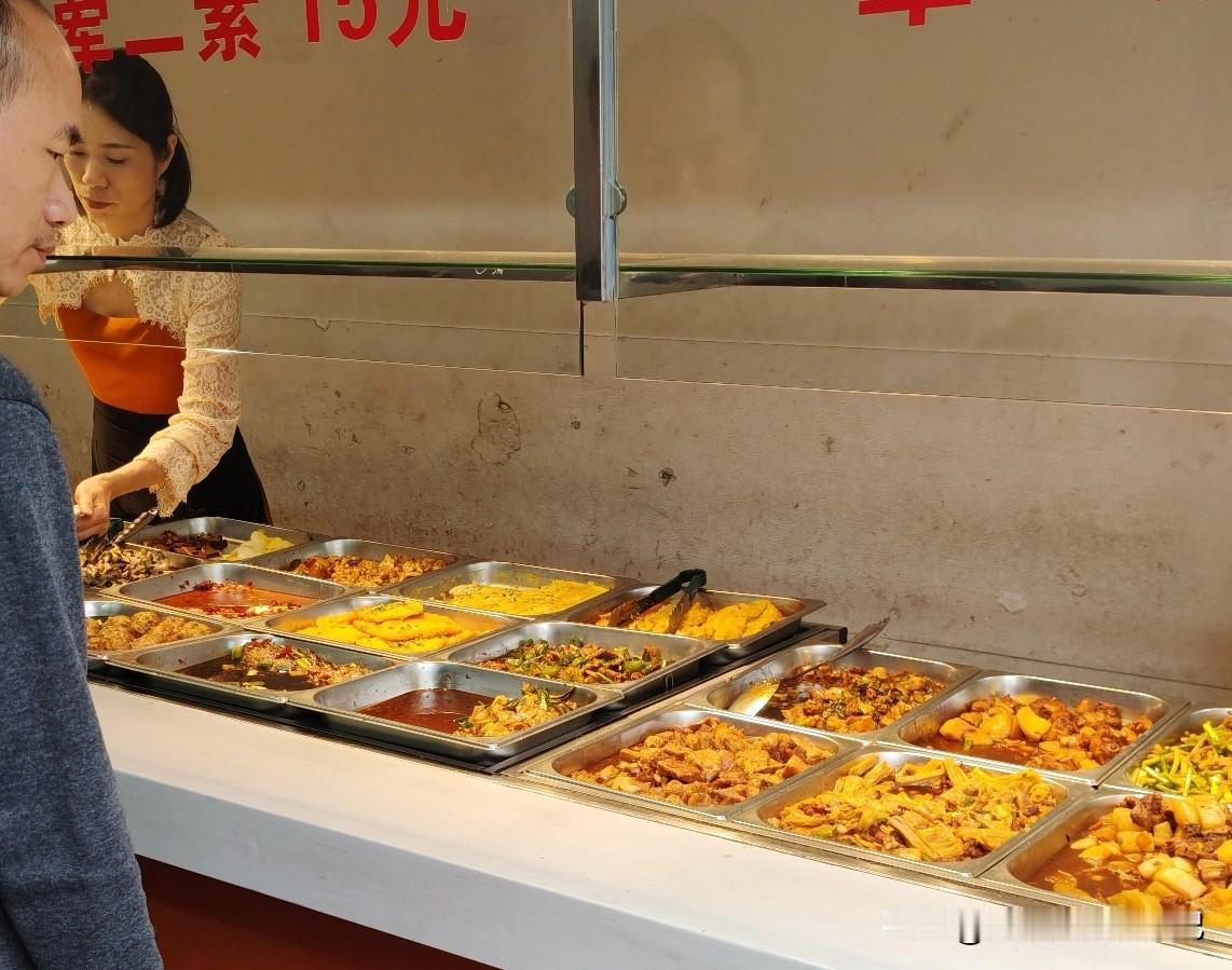 深圳龙华三和大神汽车站附近的原味快餐店太实在了，10元一荤一素，15元两荤两素，