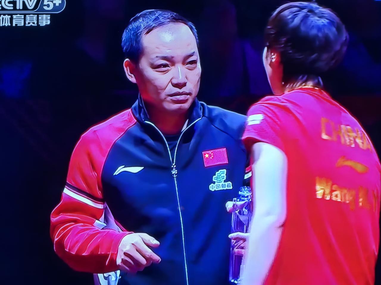 曼昱换教练了！WTT香港年终总决赛，今日晚间上演了一场中日大战，国乒选手王曼昱对