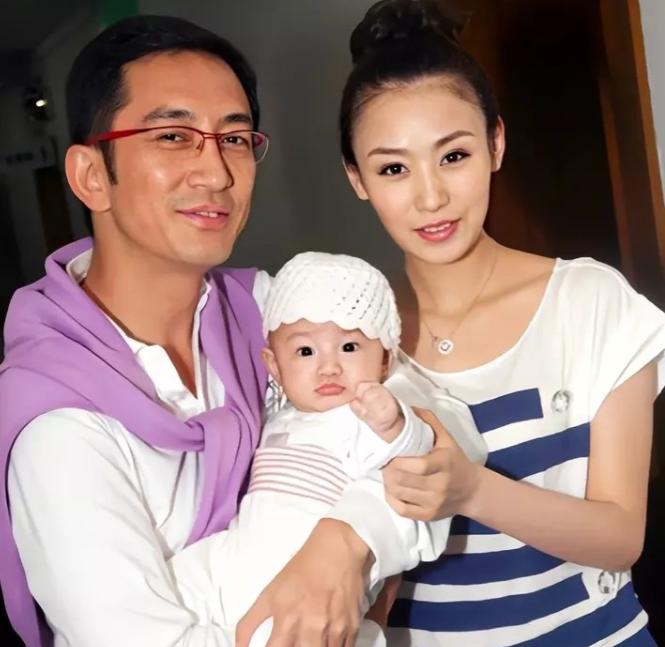 🌞2007年，43岁的吴启华娶了比自己小21岁石洋子，结婚7年