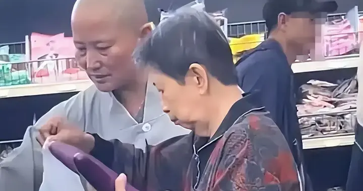 63岁李娜美国超市偶遇, 独自推车买青菜, 和当年舞台上判若两人