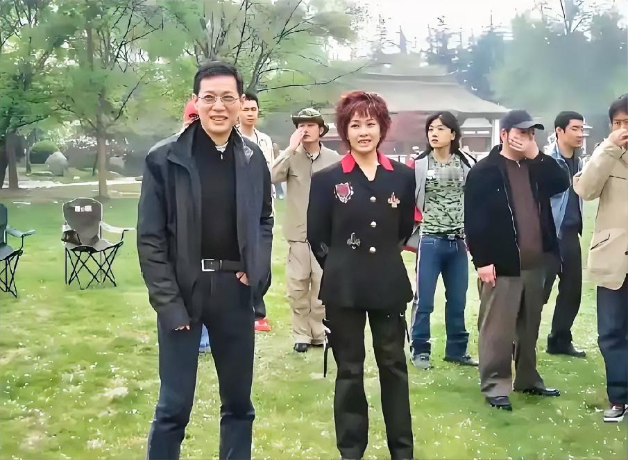 早年活动上刘晓庆同马晓伟罕见同框。一个明艳大气风华夺目，一个俊朗斯文风度翩翩，