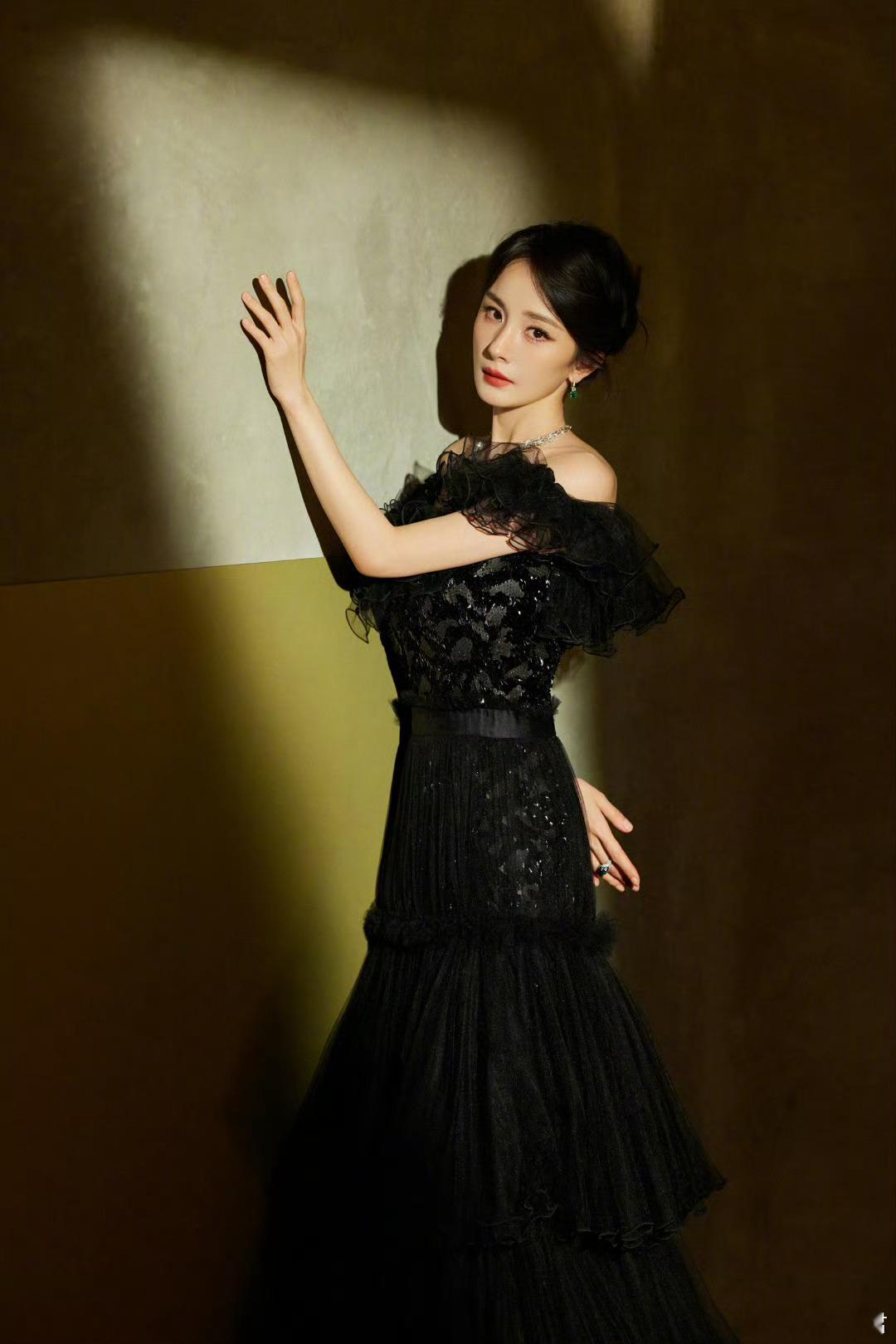 见证“她”在暮色中铺开扉页。时尚芭莎年度派对BAZAARICONS​​​杨幂