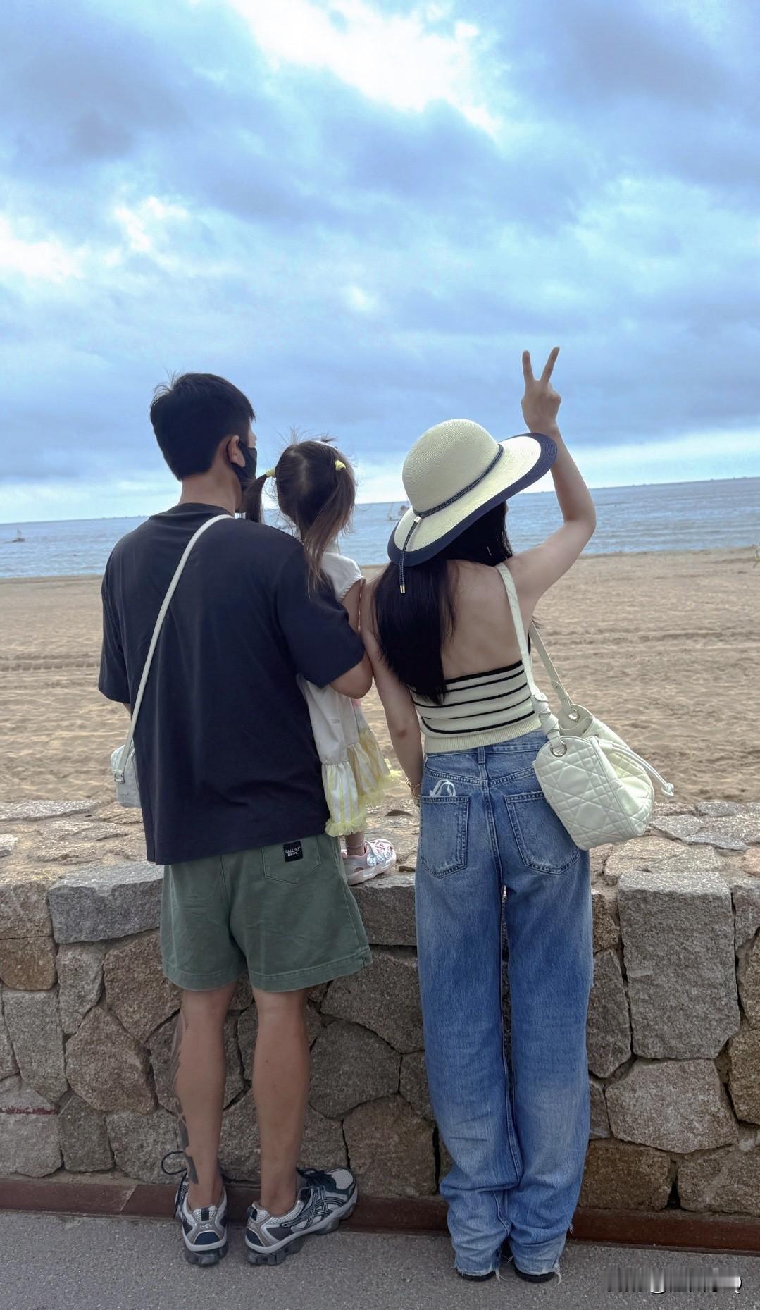 又是戴口罩又是展示背影，杜淳也太不配合王灿拍照了，让王灿好尴尬～