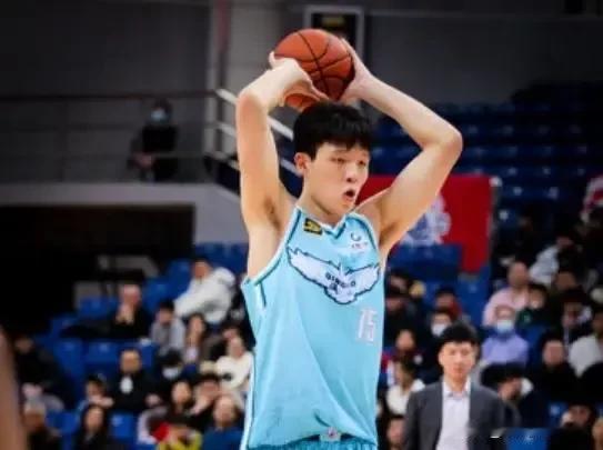 12号晚上的青岛男篮这两名球员一人应该进国家队，一人应该进NBA！王睿泽，2