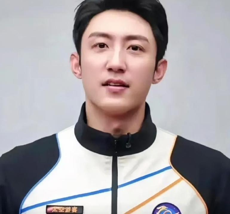 今天这顿饭，真把我听懵了。一个在航天圈里的朋友随口透了个消息，我筷子差点没拿稳