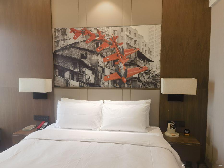 一直出差住惯了亚朵酒店，出行住宿下意识就会选它。这次来重庆，入住了观音桥这边