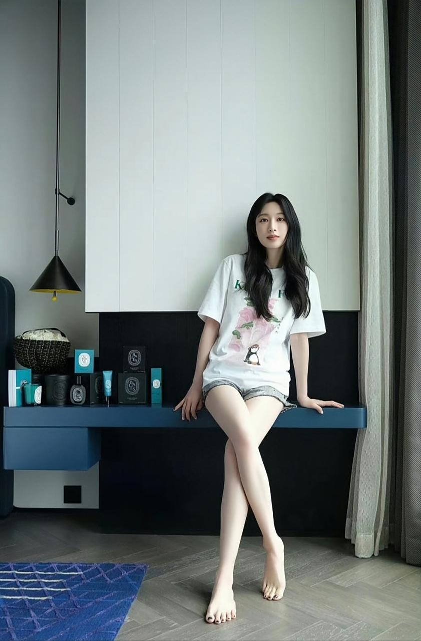 内娱女星腿型天花板，长白直，张俪就是最近几年出来的少了，专心享受生活