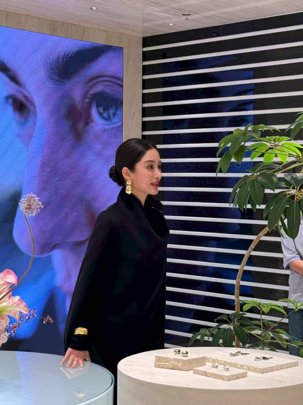 杨采钰杨采钰的高智姐感味越来越浓了，线下超美杨采钰awproject