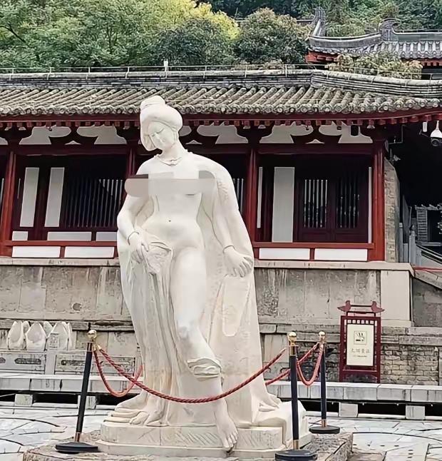 人果然不能吃太饱，清华池的杨贵妃雕像，91年立得。近日被人投诉说雕像袒胸露乳，影