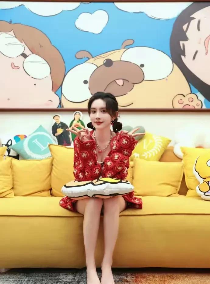 孟子义的双足细腻柔美，宛如艺术品般精致。那肌肤，洁白如雪，透着淡淡的光泽，仿佛轻