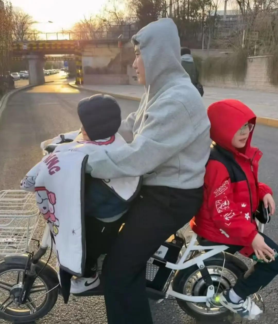 最低调富二代梁靖崑，骑电车带娃的国乒暖男梁靖崑骑电动车带两个儿子出门的照片，生活