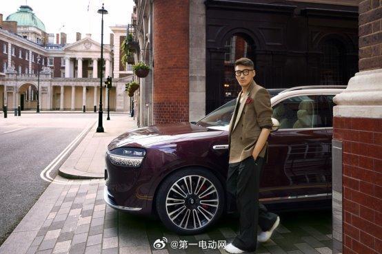 问界M9这次合作伦敦时装周国际大使胡兵，驾驶问界M9穿梭于伦敦街头，超越了单纯