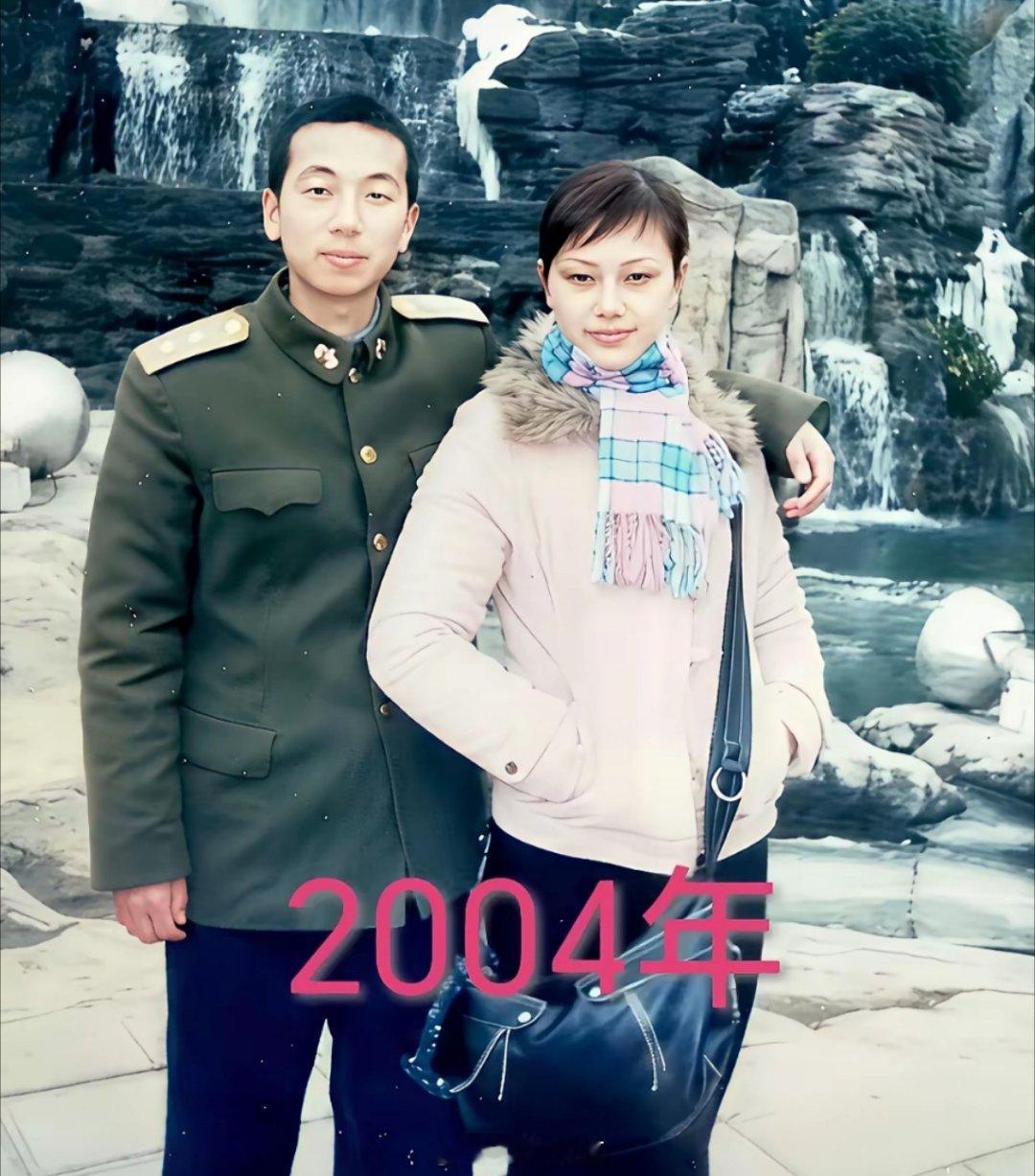 女人是男人疼爱出来的。一丁点都不显老。感觉还年轻了呢！这样的爱情真让人羡慕。