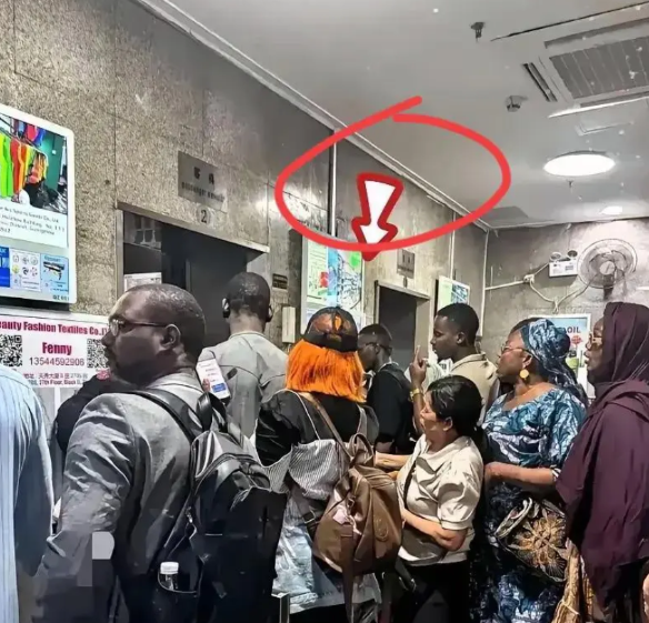 这次广州真的杀疯了！在白云区的一所出租屋门口，两名黑人男子拿着行李箱站在门外，