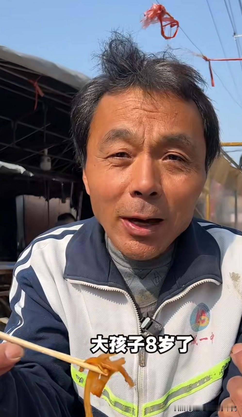 普通人千万不要太晚孕育下一代这位53岁的大哥家有两个孩子，大的八岁，