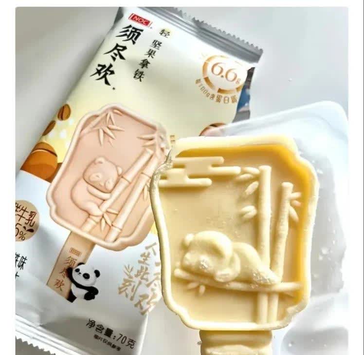 离谱！周末带侄女逛便利店，她吵着要冰柜里造型可爱的小熊雪糕。想着哄孩子开心，随手