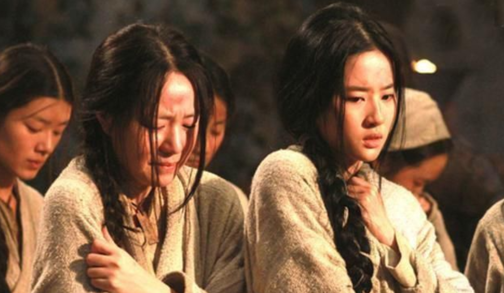 公元1129年，风韵依旧的韦太后被金军俘获并送至浣衣院，在众目之下，她被迫爬行，
