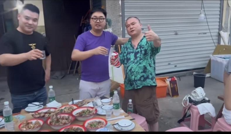 江苏狠人，苏州五星，太疯狂了，昨天一众兄弟到他的饭店里给他捧场，有人当场拿出一瓶