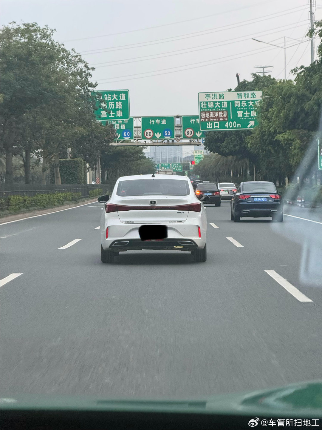 长安一代神车今天下班路上居然看到老款长安逸动，当年出了名的皮实耐造，给人一种沉稳的感觉，换代之后就更