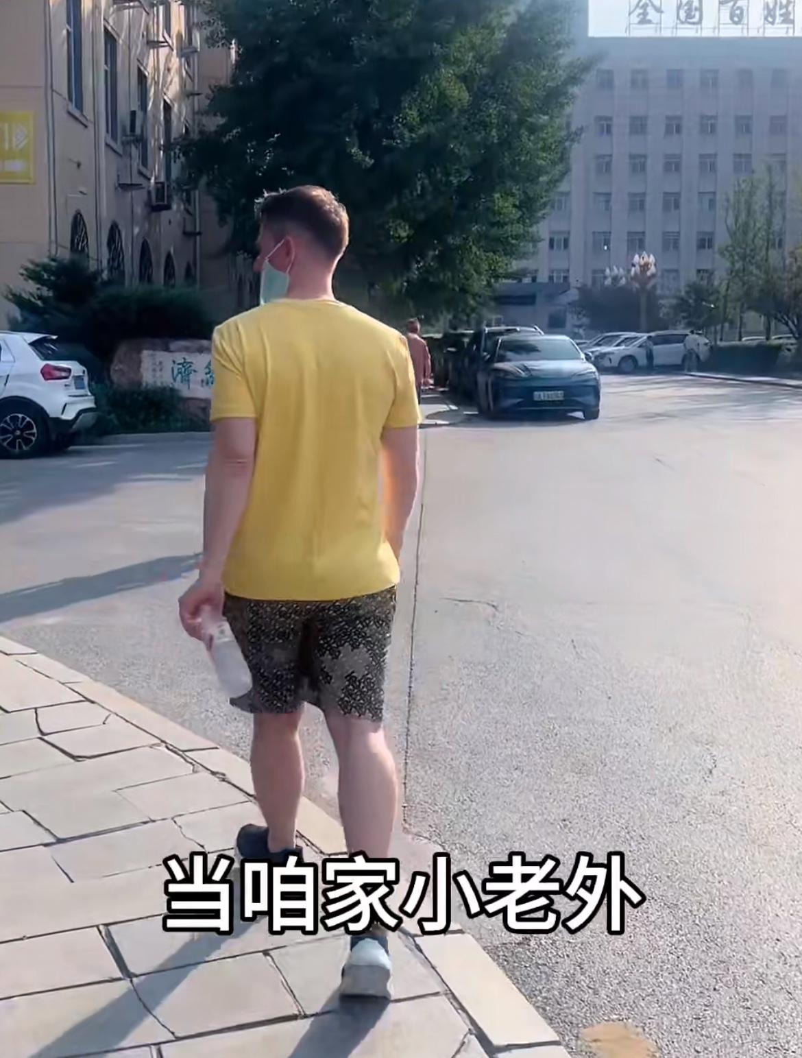 小老外背部长了一个小疙瘩在瑞典检查说是良性的医生不让割如果要割掉的话要等三个