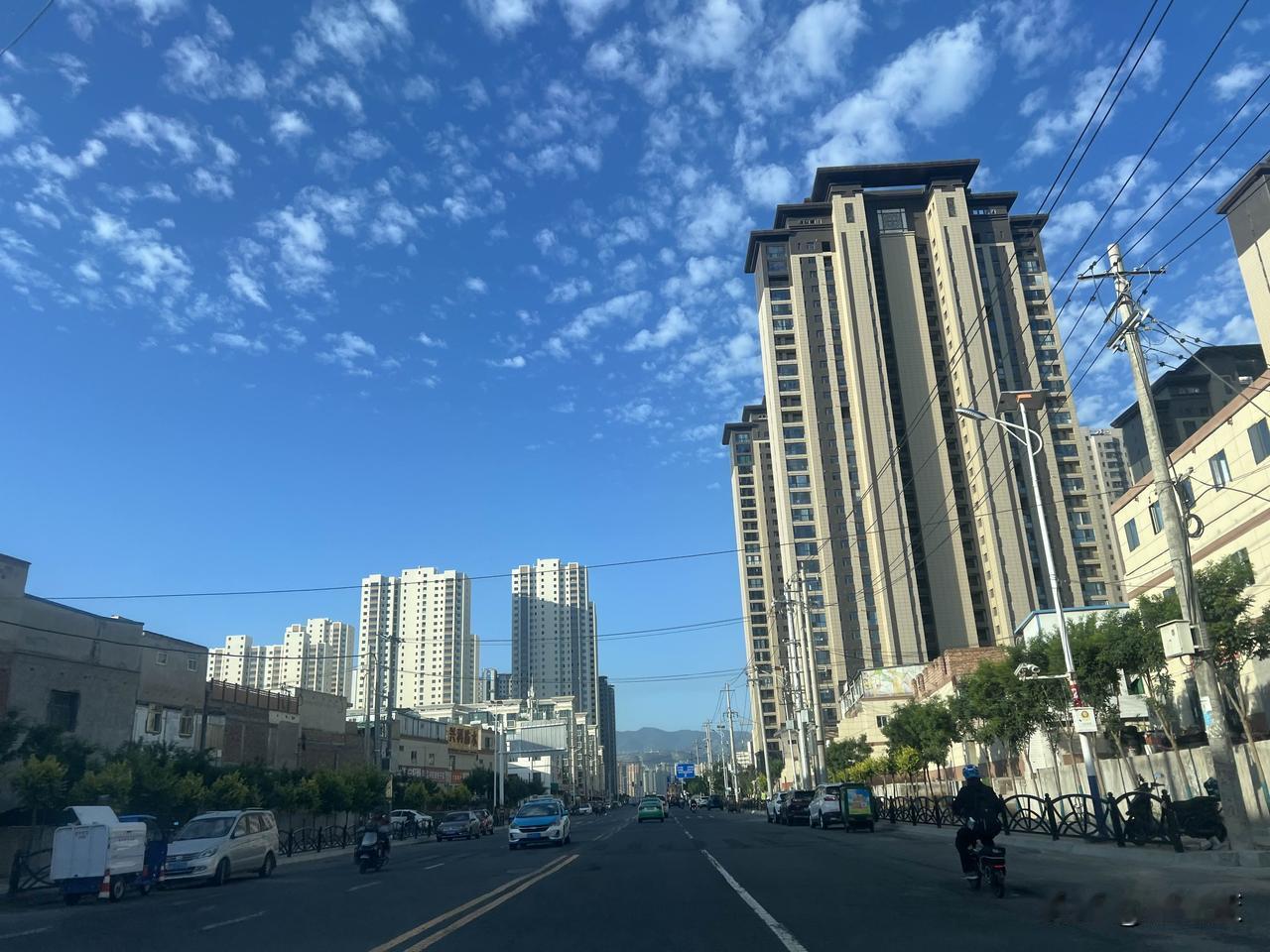 兰州今天早晨又是一个大晴天，看着照片上天空的颜色就知道今天的天气不会凉爽。今天