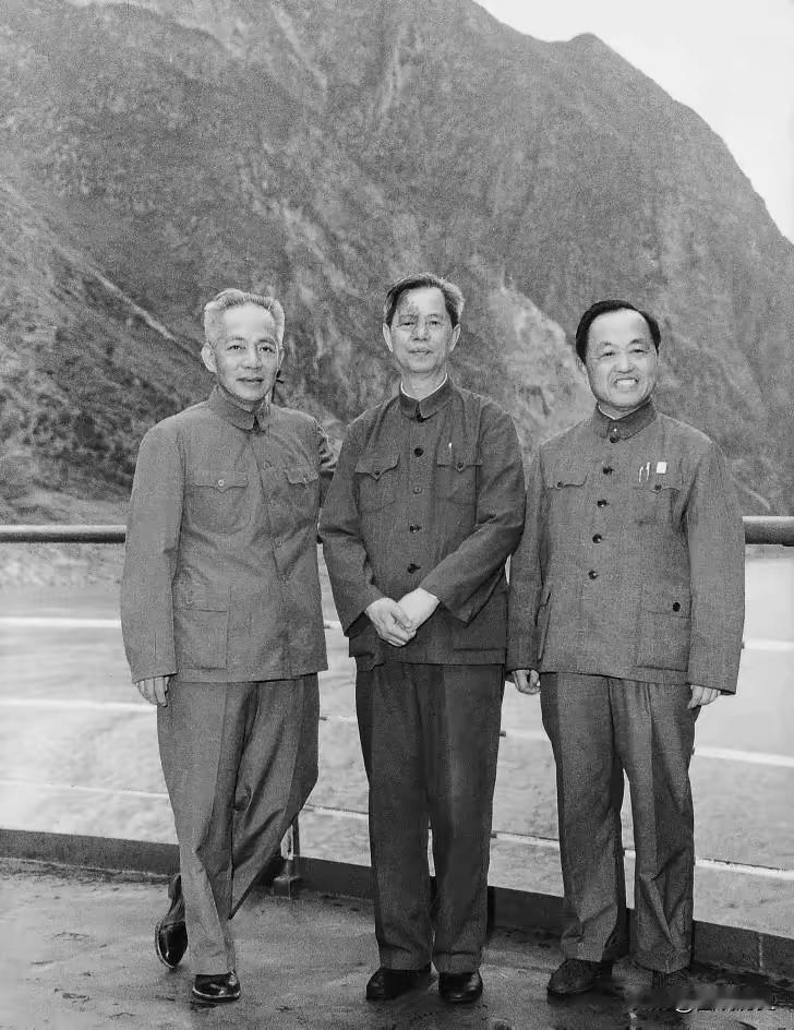 这张珍贵合影拍摄于1978年的湖北！在长江的船上三位老革命家的一张珍贵合影，